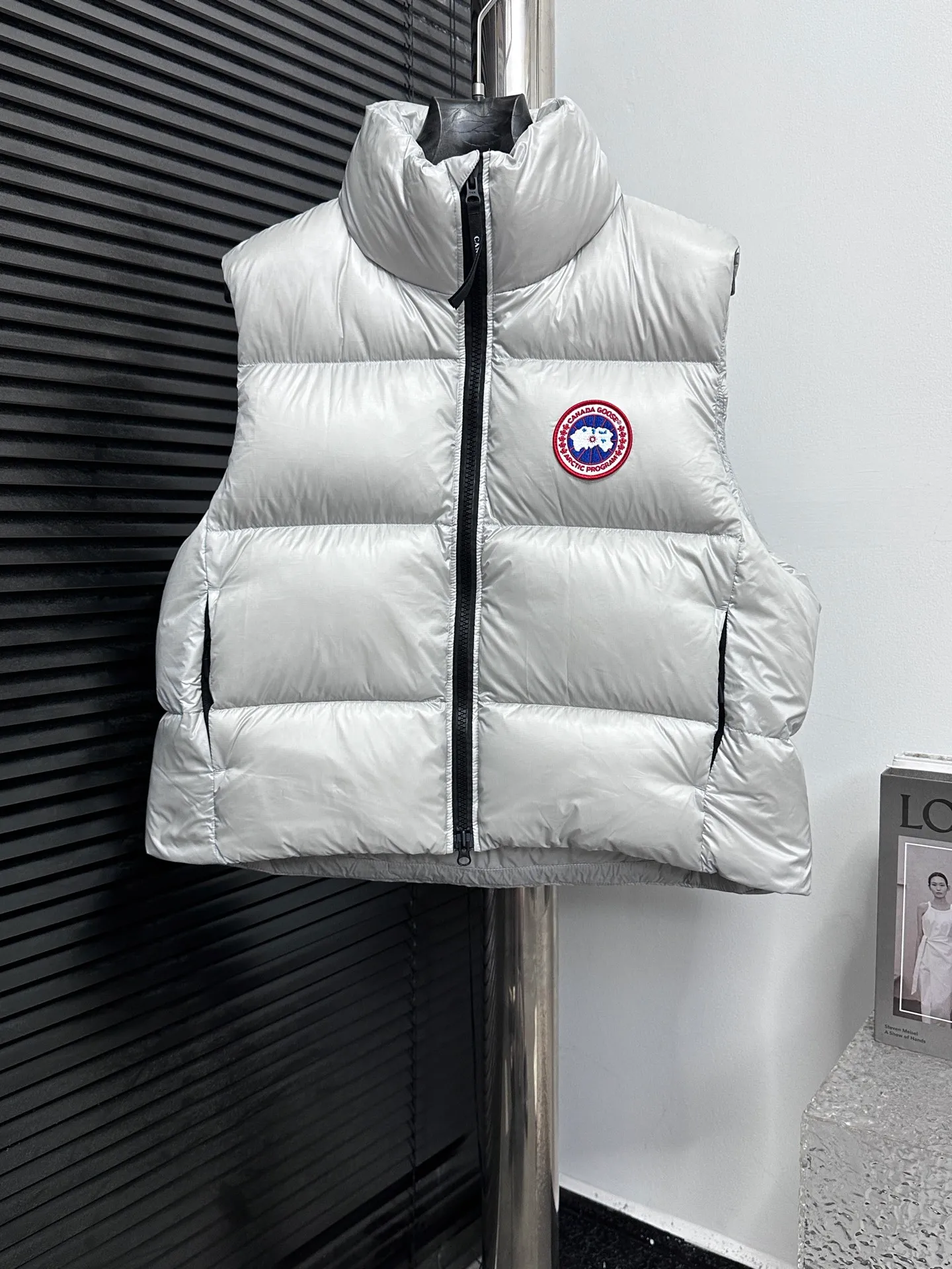 P560 [Canada Goose] Big Goose🦢Puff Down Vest has always been recognized as the warmest down jacket. Various Instagram celebrities, Internet celebrities, and celebrities often wear it for street photos. I make Canada Goose every year, but I still can't get rid of my love for it. No matter how cold the days are, there is no need to be afraid, because there is! Filled with 90% white duck down, it is the legendary warmest down jacket and is known as a must-have for Arctic outdoor sports! The most popular down jacket in the world, celebrities are rushing to buy it, it is a must-have! Size: XS-XL